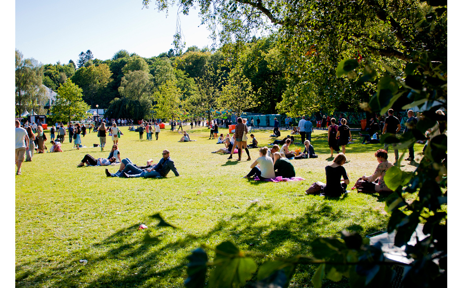Am frühen Nachmittag fand man noch genügend Platz, um sich auf das Grün zu legen.