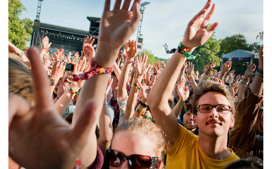 Wie sich das gehört bei einem HipHop-Gig: Arme in die Luft und mit der flachen Hand im Takt schlagen.
