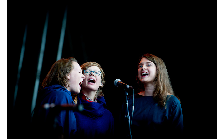 Feist mit Begleitung.