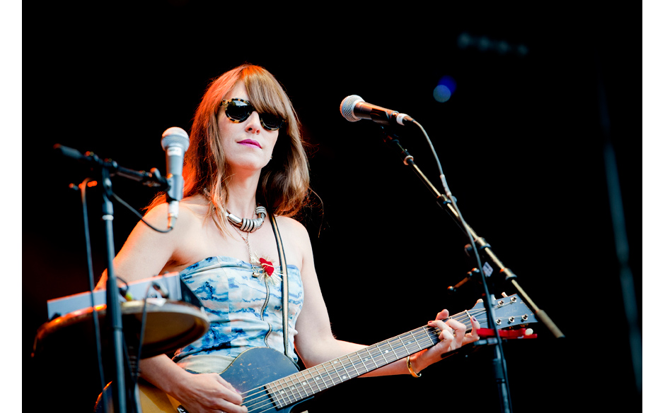 Hätte sich mit dieser Brille problemlos in die Hipster-Menge mischen können: Feist.