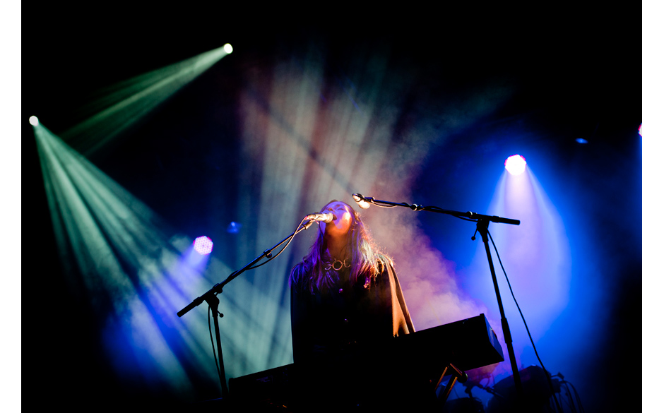 I Break Horses mit einer ihrer ja eher seltenen Live-Auftritte. Ein Wall Of Sound-Gottesdienst mit weiblicher Note.