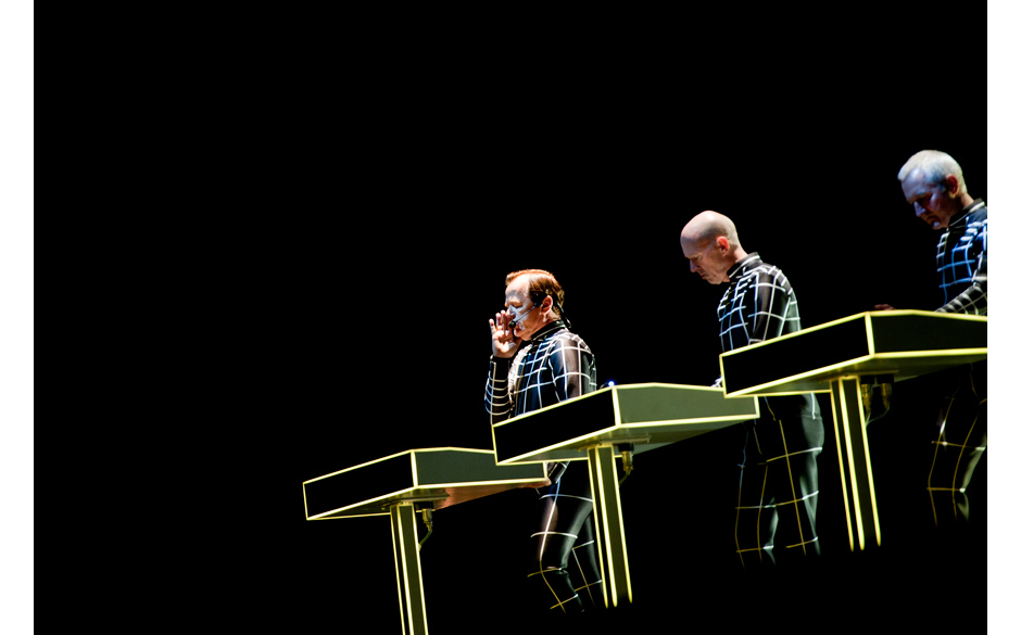 Fragen dieser Art ergeben sich automatisch, wenn man sich mit Kraftwerk auf visuelle und klangliche Reise begibt.