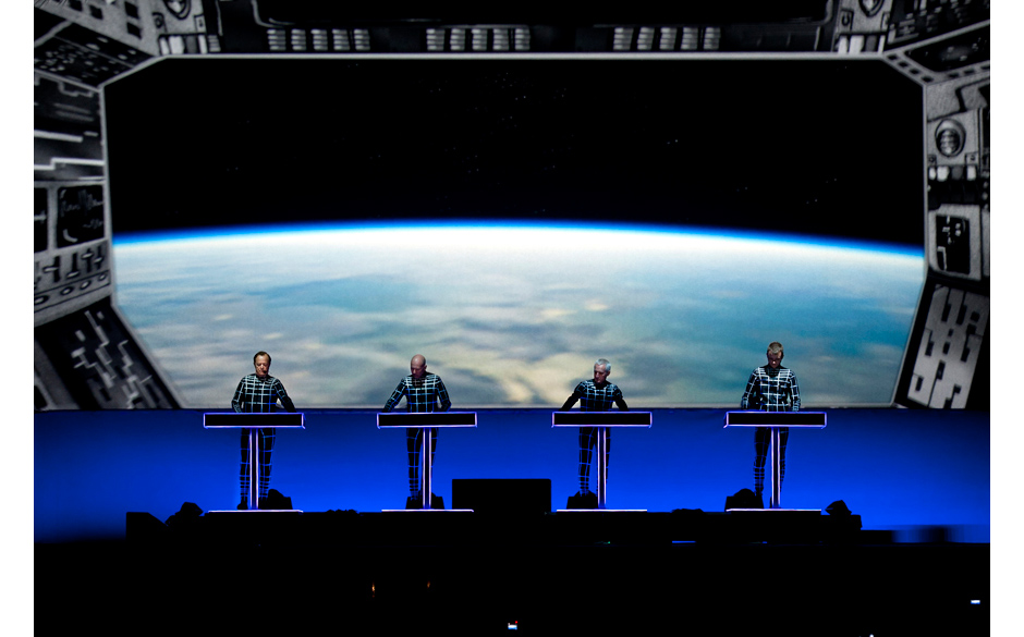 Das Kraftwerk ist gelandet - oder hier gerade im Landeanflug.