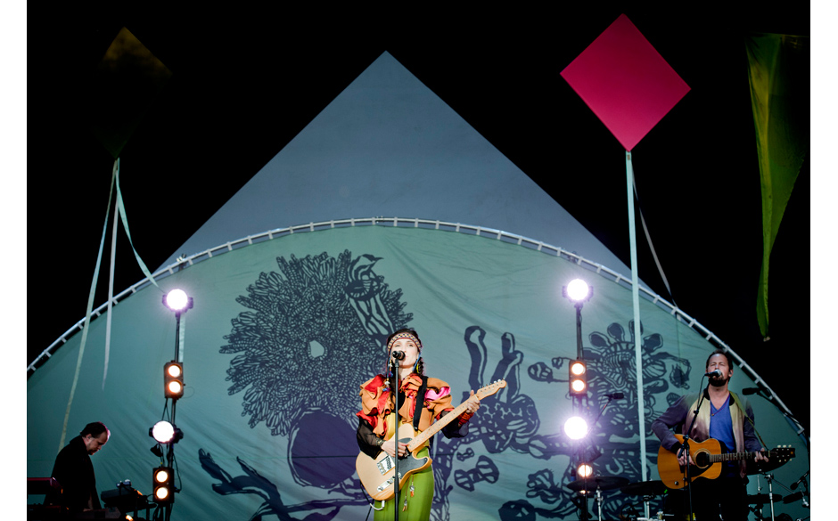 "Some Die Young" heißt ein sehr schöner Song von ihr.