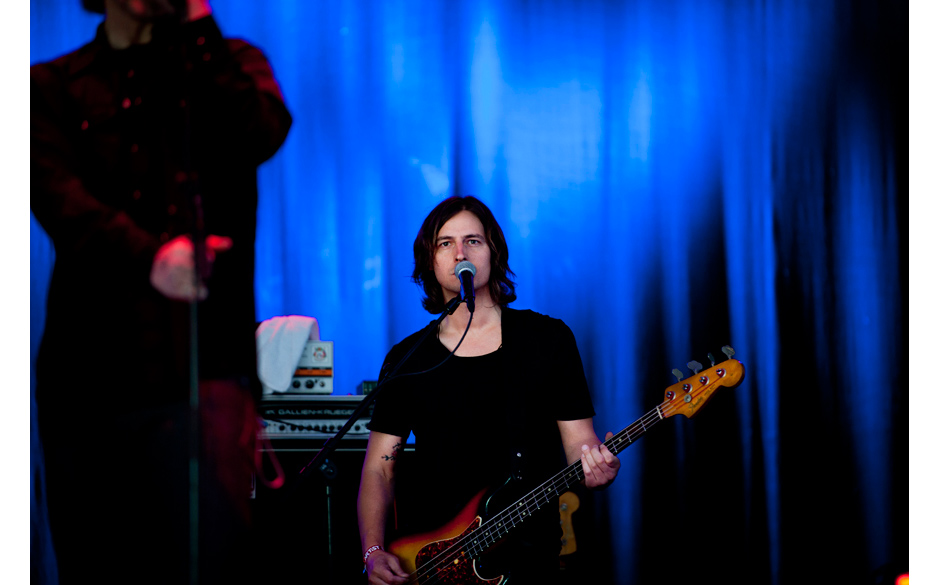 Während seine  Band für das düstere Klangbett sorgte, bewegte sich Lanegan kaum vom Mikroständer weg.