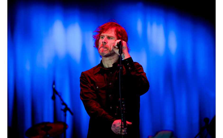 Aber mehr als diesen konzentrierten Blick am Mikro vorbei, braucht man bei solch einer Stimme auch nicht als Bühnen-Action.