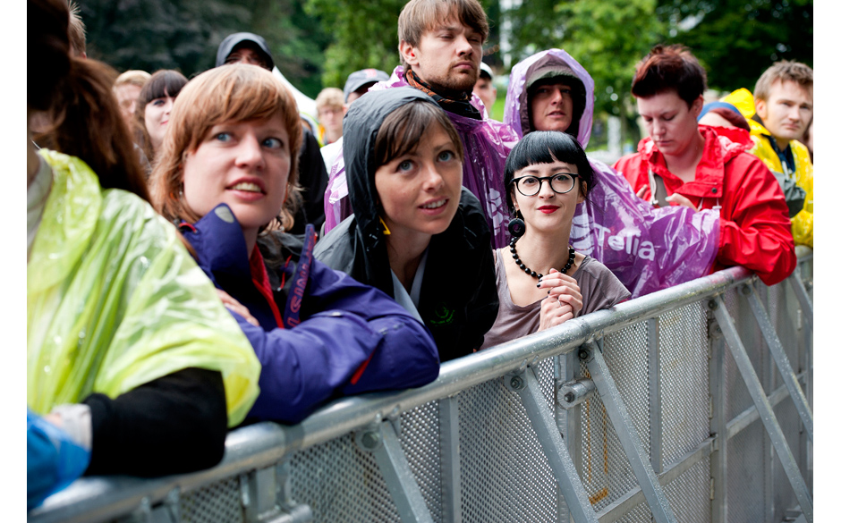 Entspanntes Anstehen an den Außenbühne.