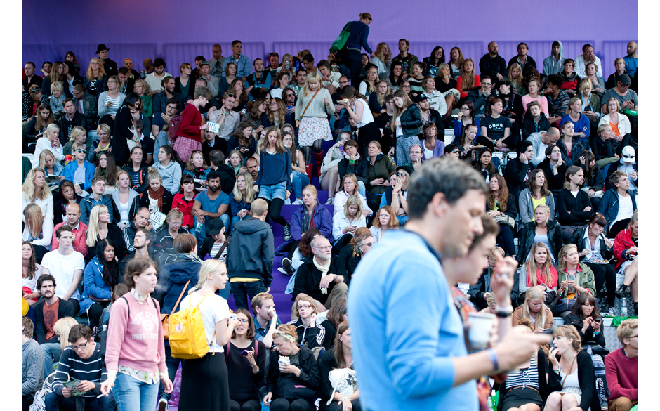 Warten auf der Tribüne.