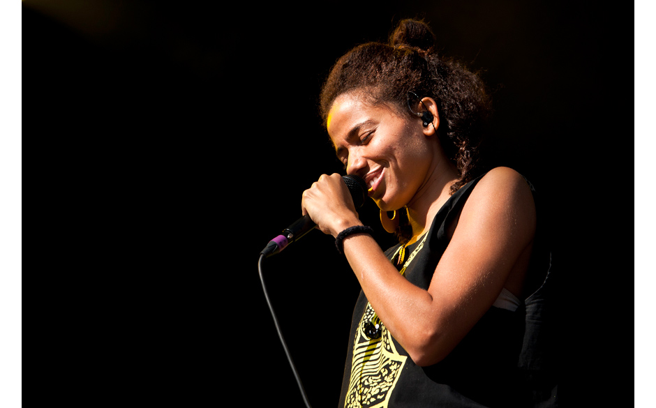 Nneka fühlt sich augenscheinlich wohl.