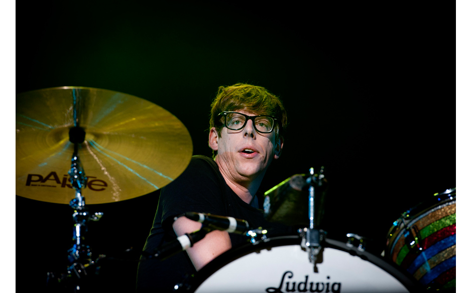 Patrick Carney an den Drums.