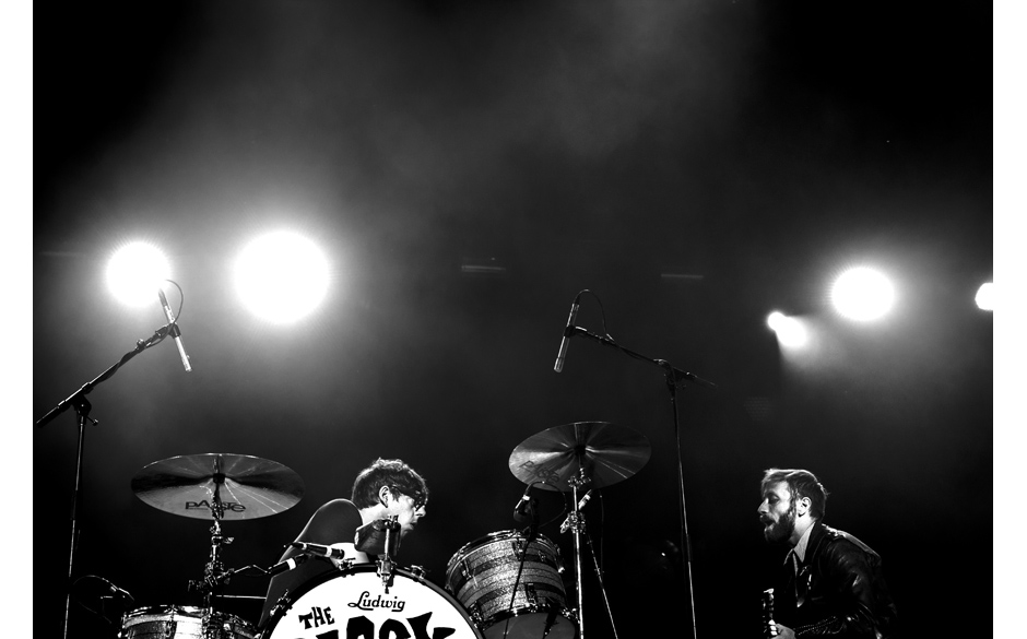 Der Rest der Band hält sich im Hintergrund, wenn Mr. Auerbach und Mr. Carney sich die Ehre geben.
