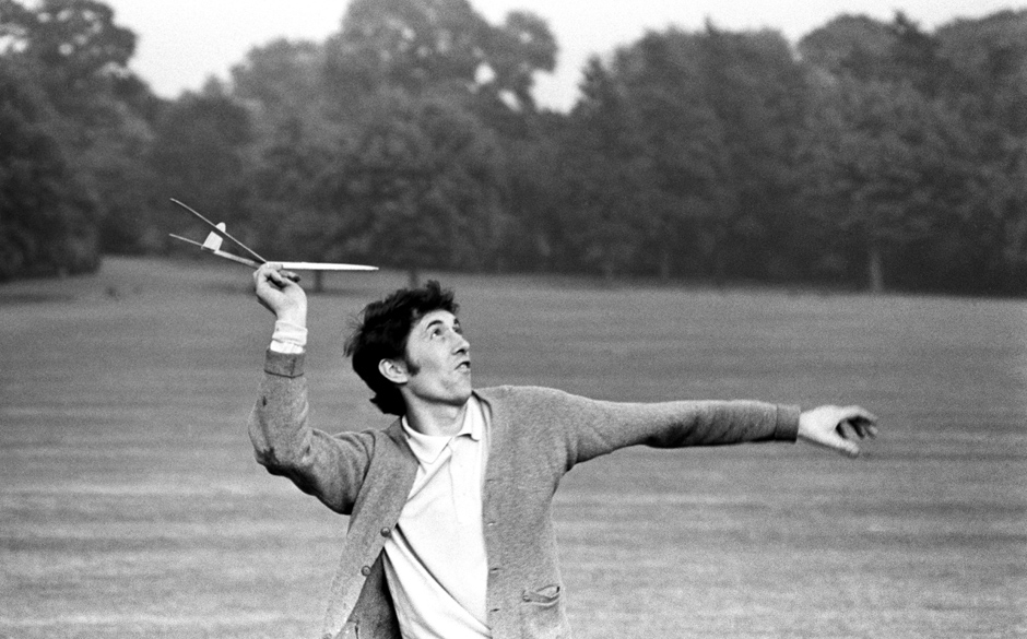 Sein trockenes Fingerpicking verbindet bereits auf dem Debüt flinke Instrumentalstücke mit bitteren Klageliedern und bek...