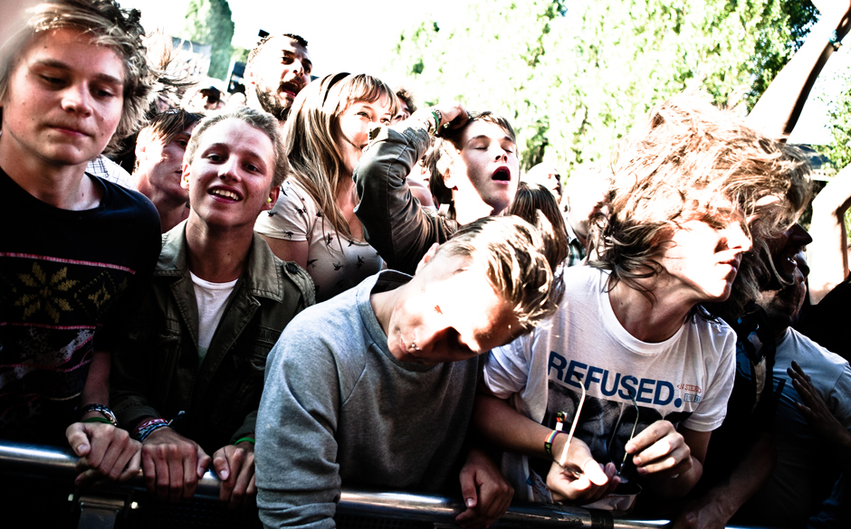 Die Stimmung und die Shirtwahl in der ersten Reihe passten.