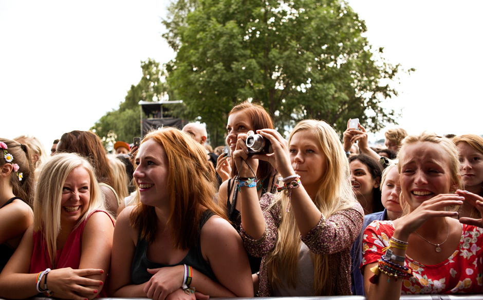 Da war noch alles in Ordnung in den ersten Reihen bei Frank Ocean: Beim ersten Song sieht man allein hier im Bild dreimal ...