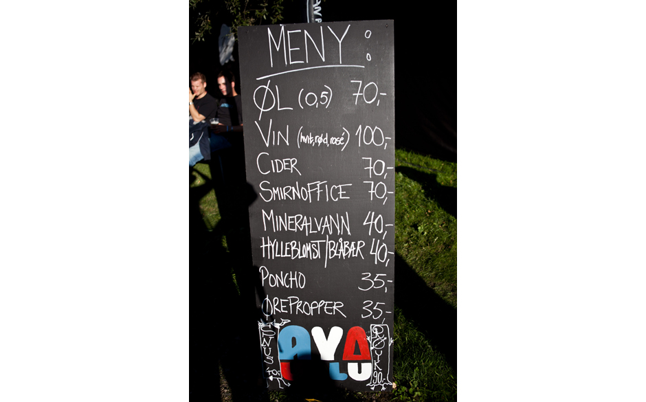 Wer kauft da noch ein Wasser für umgerechnet knapp 5,50 Euro? Tja, und jetzt rechnen Sie sich mal den Bierpreis aus.