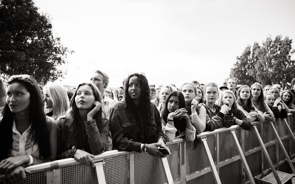 Allerdings kann man sich das sehr hübsche und modische Publikum auch kaum beim Crowdsurfen vorstellen.