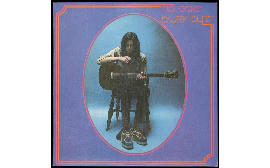17. "Bryter/Layter" - Nick Drake (Island, 1970)
Der junge Mann sitzt zusammengesunken auf einem Hocker, die Haare im Gesic...