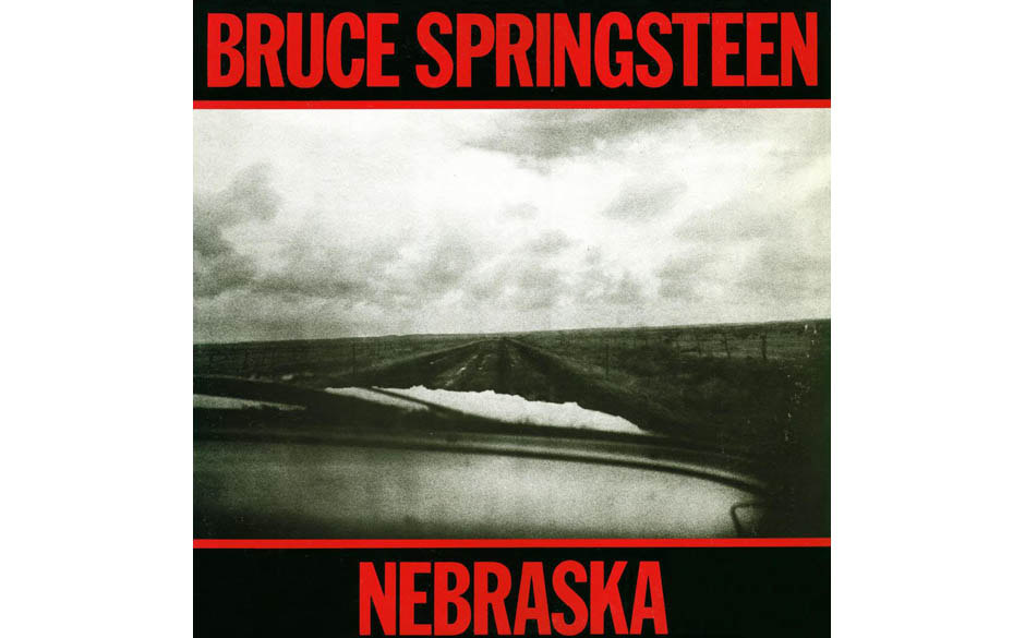 9. "Nebraska" - Bruce Springsteen (Columbia, 1982)
Bruce Springsteen in einem Holzhaus in Colts Neck, New Jersey, und freu...