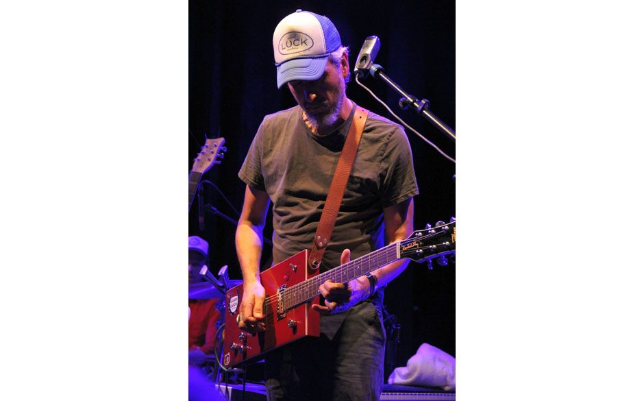 Klangforscher und Songwriter Howe Gelb mit Arbeitsgerät.