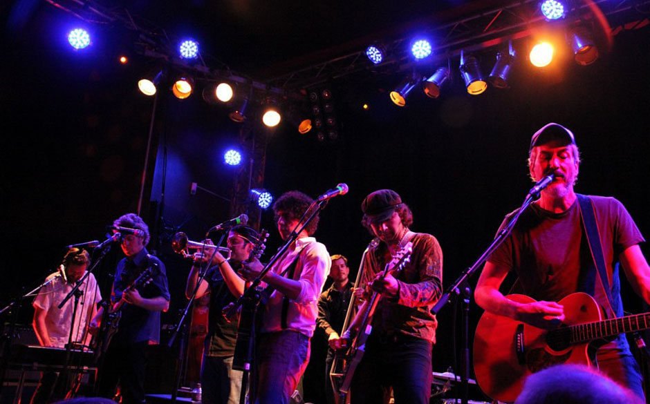 Giant Giant Sand machen ihrem Namen auf der ja auch nicht sooo großen Bühne des Berliner Lidos alle Ehre.