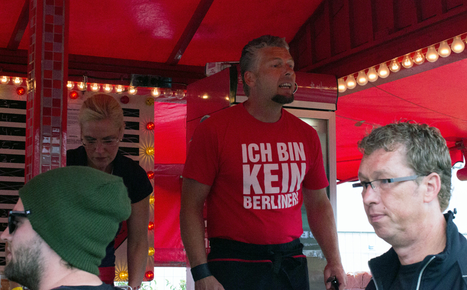 Um das mal klarzustellen: Dieser Bratwurstverkäufer kommt NICHT aus Berlin. Nachdem man seine Kollegin kennengelernt hatt...