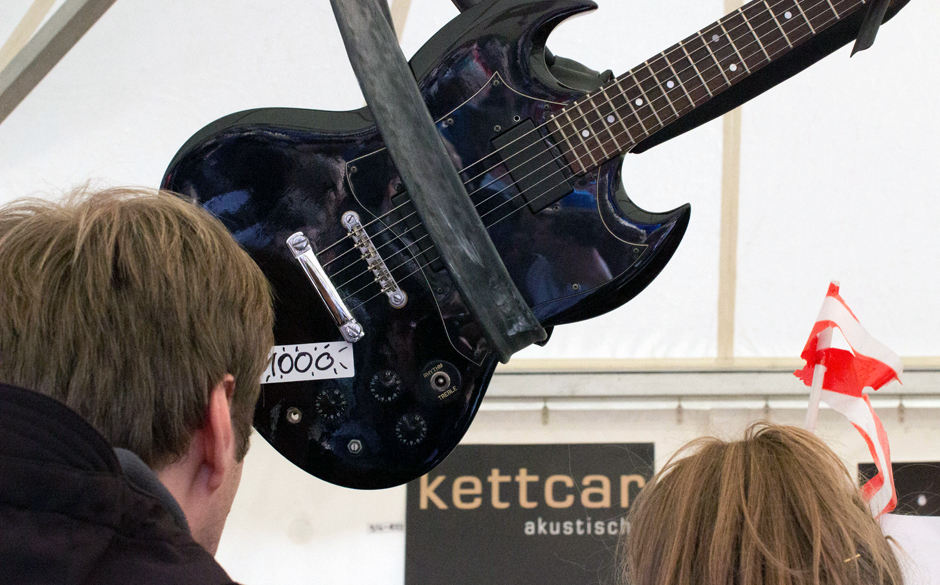 Und hat einer die Gitarre gekauft? Kann man mit Karte zahlen?