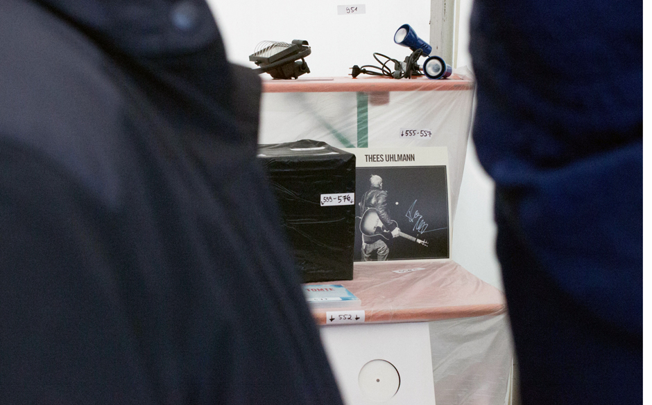 Soll ich Ihnen das Thees Uhlmann-Album einpacken oder wollen Sie es gleich hier auf der Bühne hören?