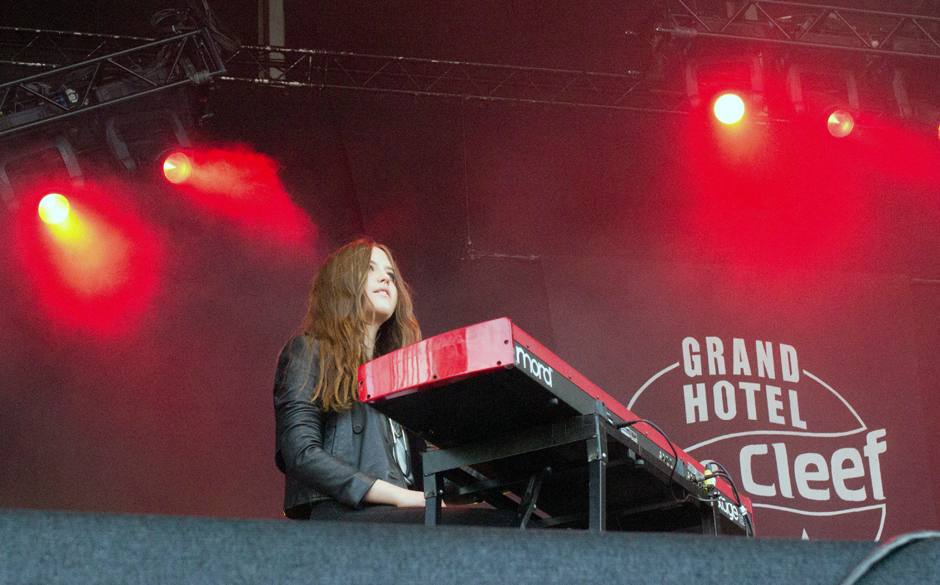 Die Keyboarderin der Thees Uhlmann Band.
