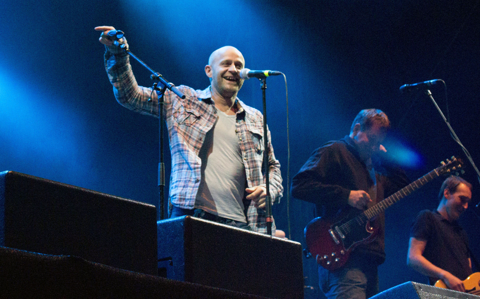 Wobei er die Songs der Hansen Band sehr gut hinbekam...