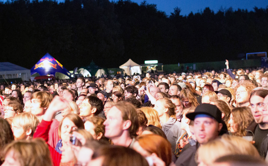 ... vor dem sich ein paar Tausend Fans versammelten.
