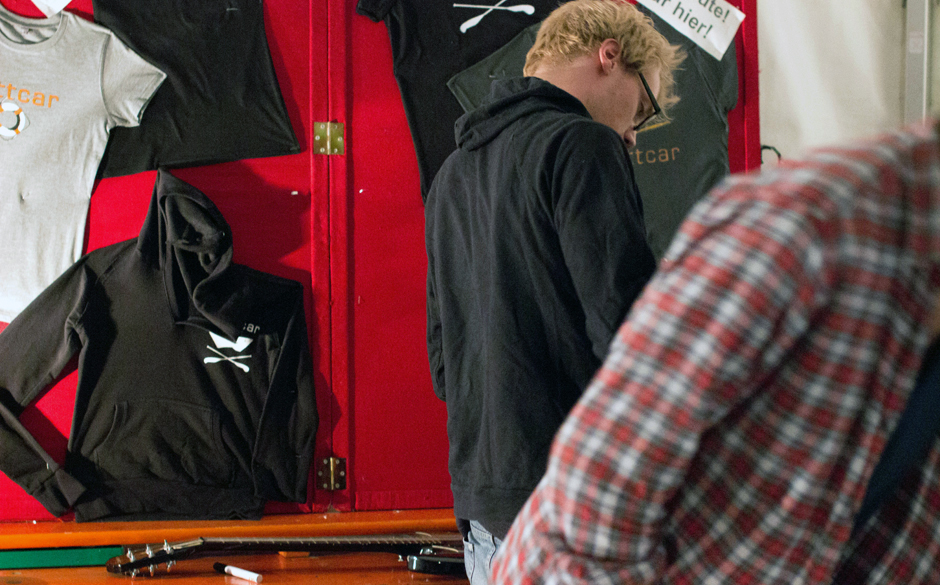 Beliebt und den ganzen Tag belagert: Der Merch-Stand vom Grand Hotel.