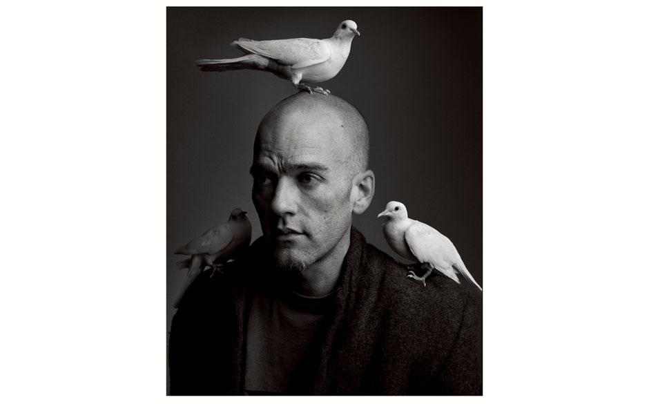 Michael Stipe mit gefiederten Freunden.