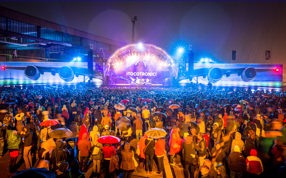 Hauptbühne in Flughafenoptik.