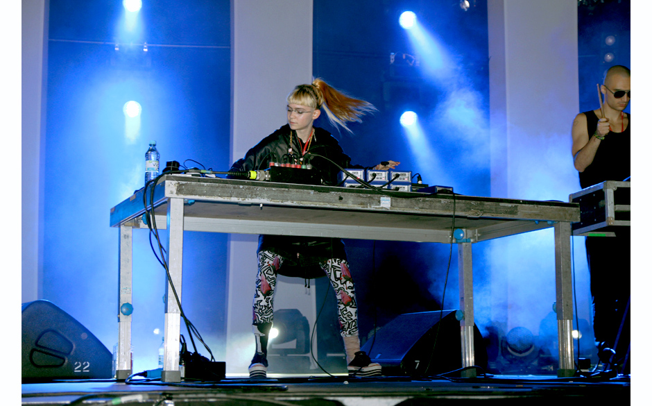 Und wie die abgehen kann: Grimes rockte auch hinter ihrem Mischpult am Freitag.