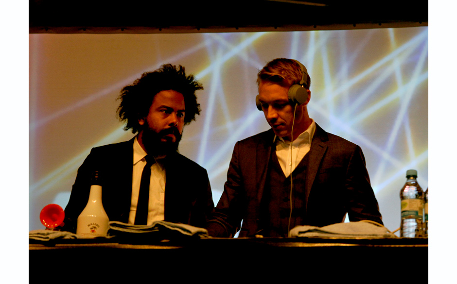 Mal nicht hüpfend und "We Wanna See You jump" gröhlend: Major Lazor.