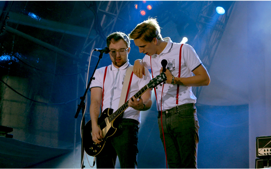 Probleme mit dem Equipment? Felix Brummer schaut über die Schulter.