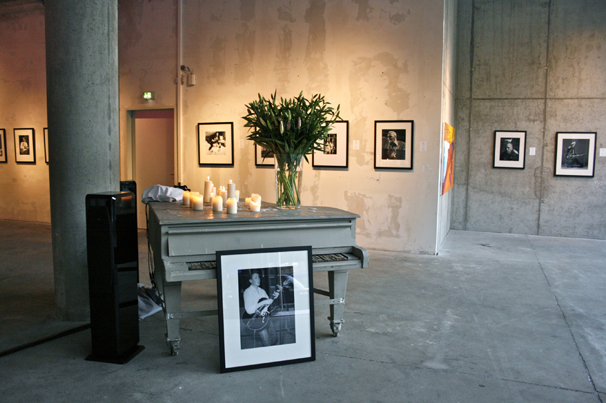 Am Klavier ein falscher Elvis: "A-wop-bop-a-loo-bop-a-lop-bam-boo" Ausstellungseröffnung nhow-Hotel Berlin