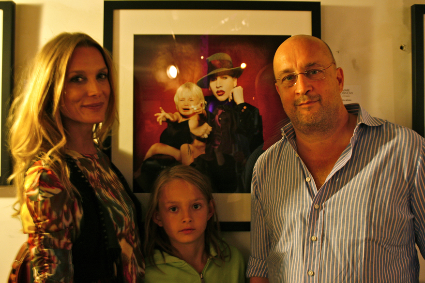 Fotografin Nela König vor ihrem "Marilyn Manson" mit Sohn Taru und Veranstalter Mark Robinow