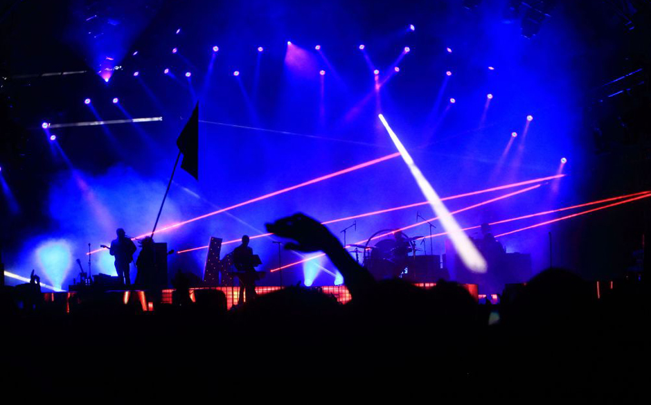 Eine Fahne im Laserfeuer.