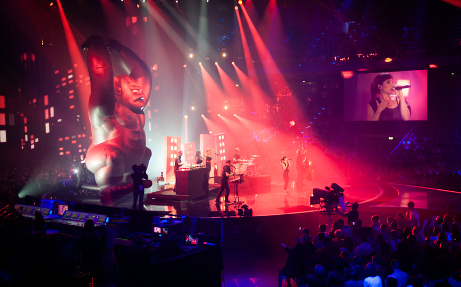 Fiva und das Phantomorchester traten mit dem Song „Die Stadt gehört wieder mir “ und einem aufblasbaren Gorilla für ...