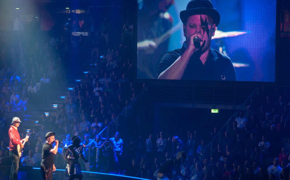Mit vor Anstrengung gerötetem Gesicht gab Boris Lauterbach alias „Der König tanzt“ sein Stück „Häuserwand“ zum...