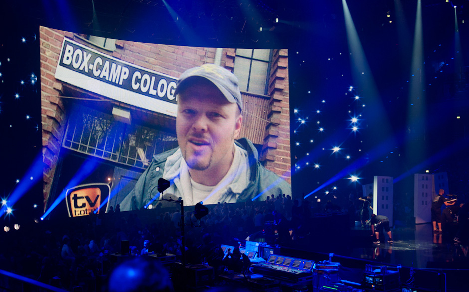 In den Werbepausen wurden die Gäste in der Halle mit alten „Schlag den Raab“-Folgen unterhalten