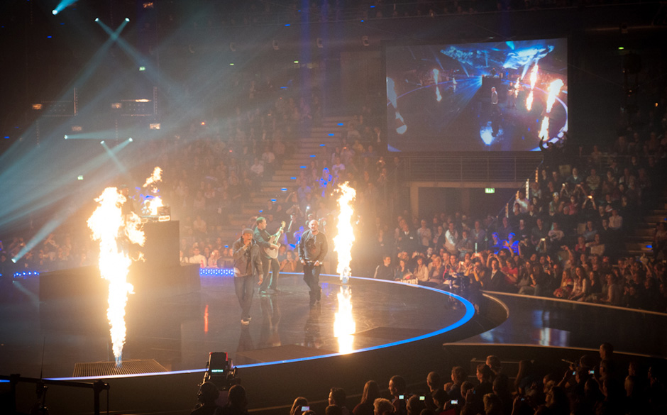 Wie es sich für den selbsternannten König des Rap gehört gibt’s Feuer beim Auftritt von XAVAS