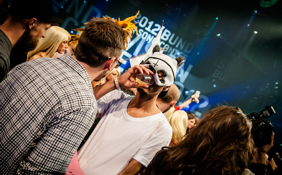 Trinken trotz Gummimaske: nach den Fotos belohnt sich Cro mit einen entspannten Schluck