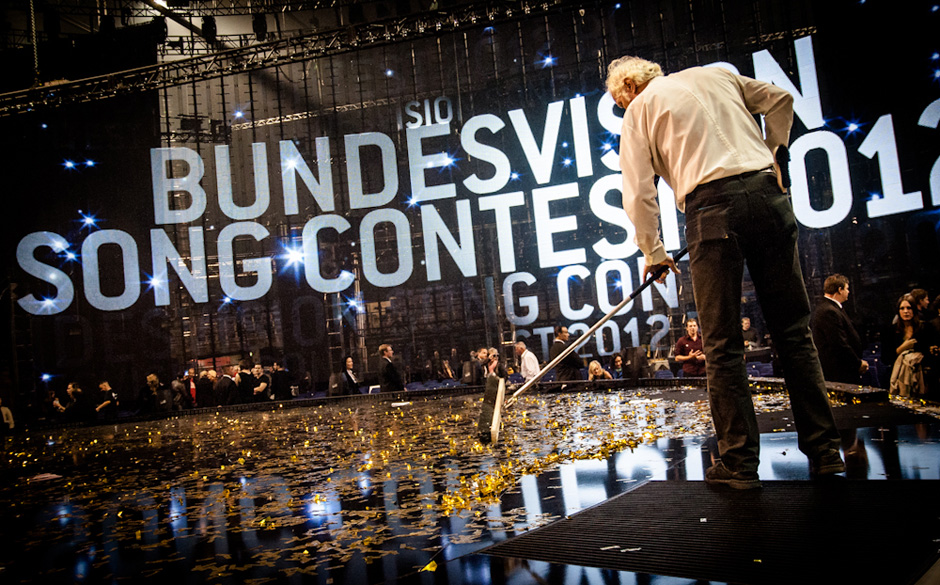 Jetzt ist Schluss: Ein Mitarbeiter kehrt den Flitter zusammen