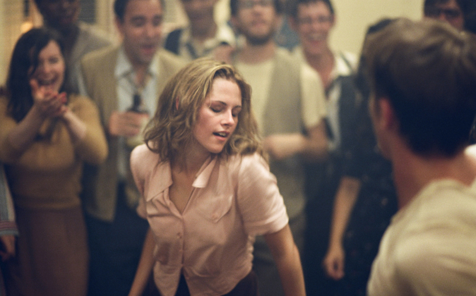 Dass die Frau ein Blickfang ist, sieht man in Szenen wie diesen.