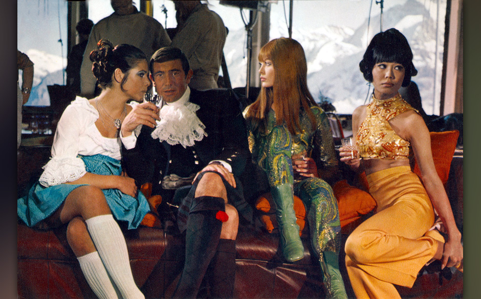George Lazenby: Trotz der farbenfrohen Begleitung eher ein blasser Bond.