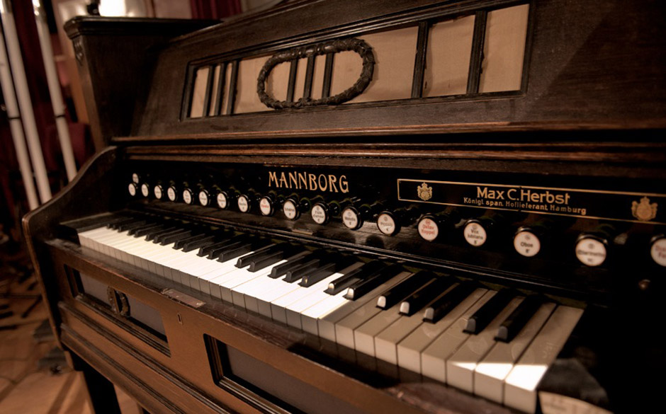 Aber das alte Funkhaus der DDR in der Nalepastr. ist ja auch eine spannende Kulisse. Da stehen mal eben Klaviere wie diese...