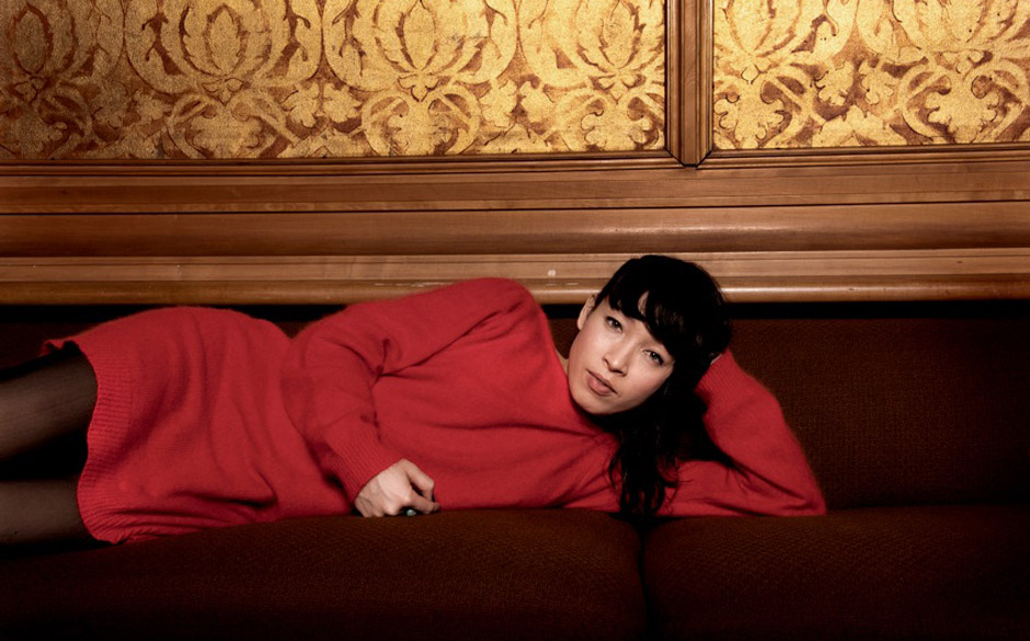 Laszives Posing vor dem ehrwürdigen Ambiente des Studios.