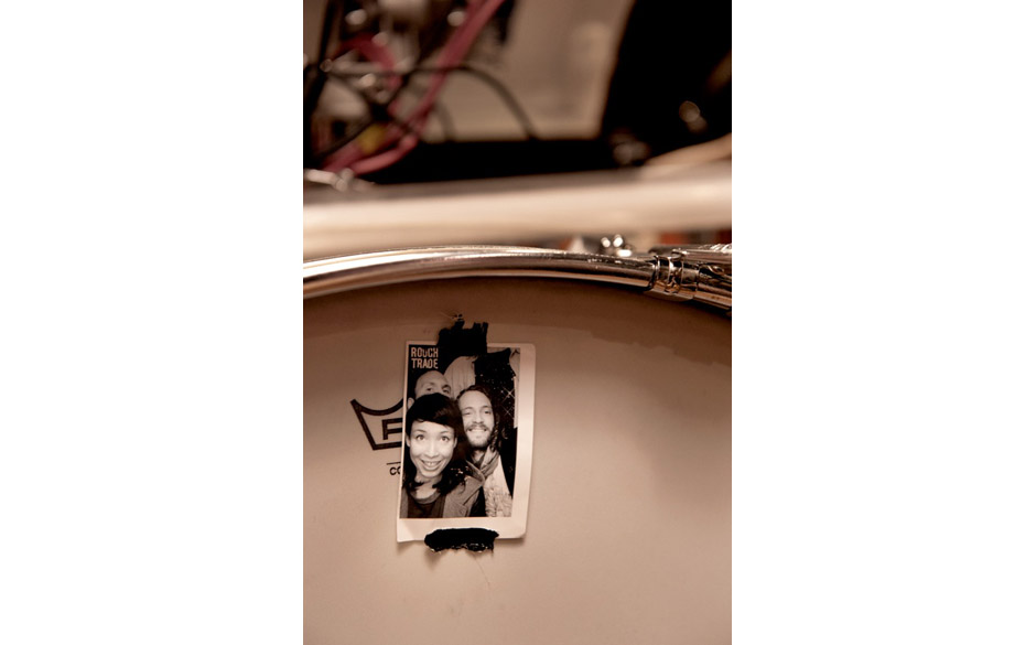 Irgendwie süß: Am Schlagzeug von Little Dragon hängt ein im Fotoautomat im Londoner Rough Trade Shop geknipstes Bild.